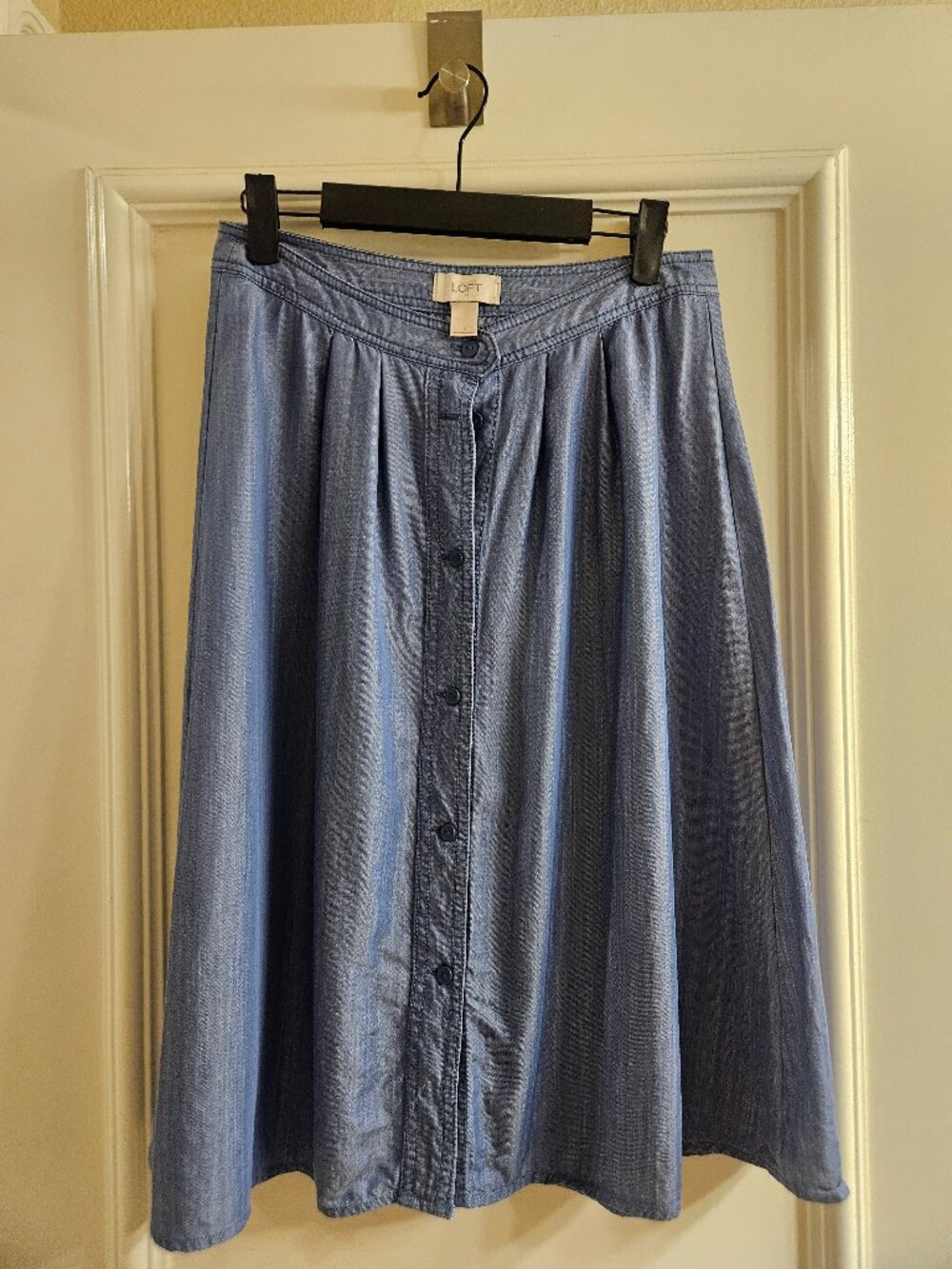 Ann Taylor LOFT Blue Chambray Jean Button Front Knee Length Skirt Size 2